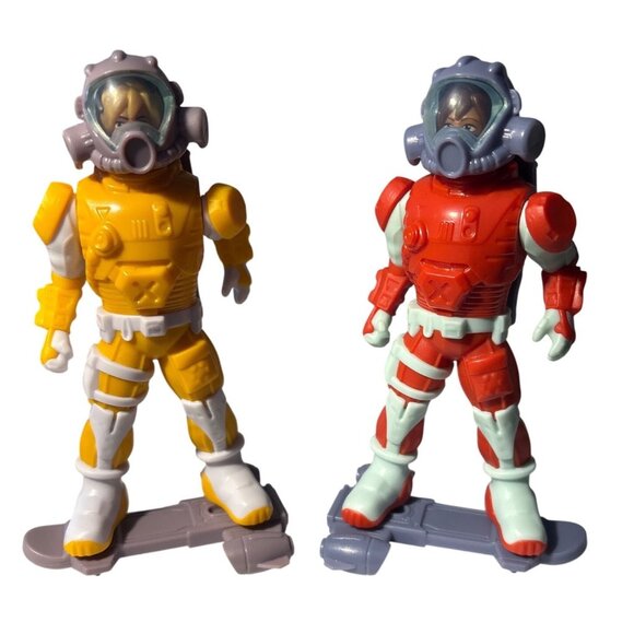Maxi Kinder Surprise 2024 Spacemen Space Astronaut Figures Easter Yellow Red - Picture 1 of 5